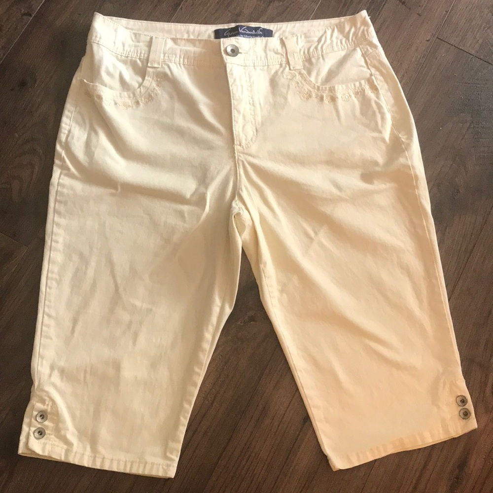 Gloria Vanderbilt Capris. Size 12 Pastel yellow
